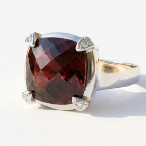 Garnet  6.00 Ct & Diamond 0.06 Ct  14k Gold Ring